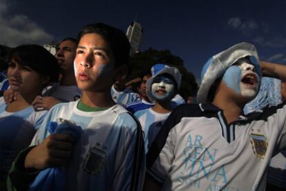 Jóvenes argentinos lamentan la eliminación en Buenos Aires.