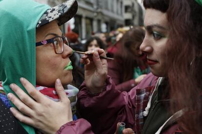 Duas manifestantes a favor do aborto legal.