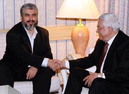 Mahmud Abbas (derecha) estrecha la mano de Jaled Meshal, líder máximo de Hamás, ayer en la capital siria.