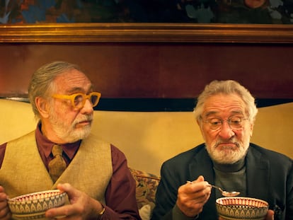 Luis Brandoni y Robert de Niro, en la serie argentina 'Nada'.