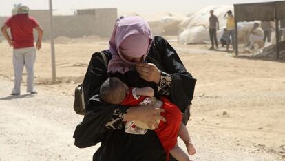 Una refugiada siria se protege de una tormenta de arena en el campo de refugiados de Al Zaatri, en Jordania.