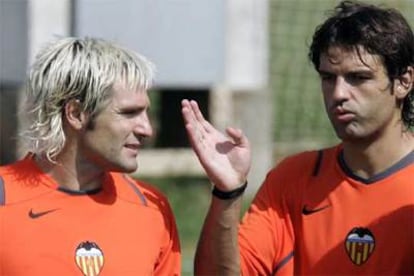 Cañizares (a la izquierda) y Morientes, en el entrenamiento del pasado lunes en Valencia.