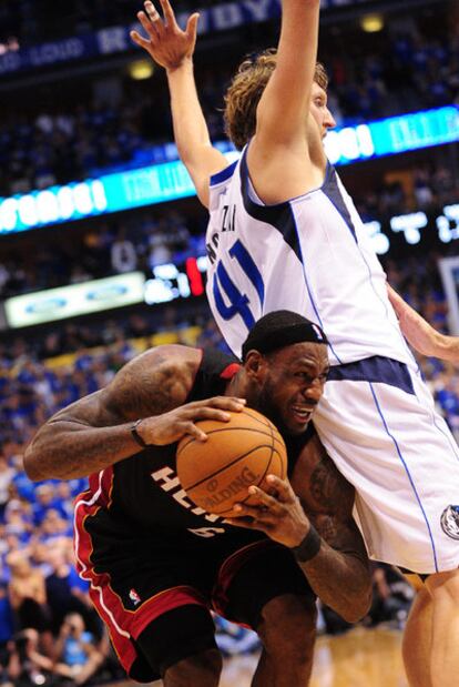 LeBron James trata de eludir a Nowitzki.