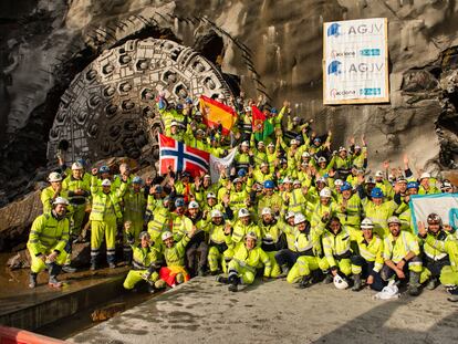El equipo de construcción (en el que participan empleados de la española Acciona) celebra la conclusión de la excavación de un túnel ferroviario en Noruega.