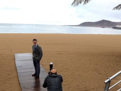 El candidato del PP a presidente del Gobierno, Pablo Casado, posa en la playa de Las Canteras tras un acto en Las Palmas de Gran Canaria.