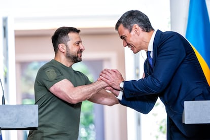 El presidente del gobierno español, Pedro Sánchez (derecha), y el presidente de Ucrania, Volodímir Zelenski, estrechan la mano tras firmar el acuerdo.