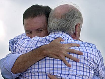 Xabier Arzalluz y Juan José Ibarretxe se abrazan, ayer, en el estrado de la fiesta del <i>Alderdi Eguna.</i>