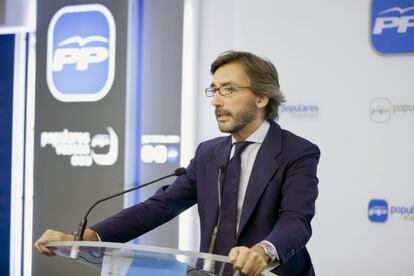El secretario general del PP vasco, Iñaki Oyarzábal, durante la rueda de prensa.