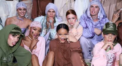 Rihanna con algunas de sus modelos en el camerino.