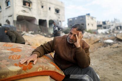 Un palestino desplazado descansa en un campamento improvisado, este viernes en Rafah.