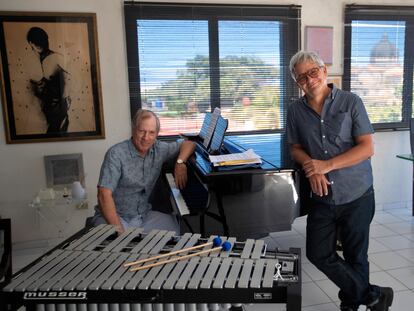 Ernán López-Nussa y Felipe Dulzaides Jr., durante la audición del disco ‘Havana in the Grand Manner’, este 21 de marzo, en La Habana.