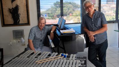 Ernán López-Nussa y Felipe Dulzaides Jr., durante la audición del disco ‘Havana in the Grand Manner’, este 21 de marzo, en La Habana.