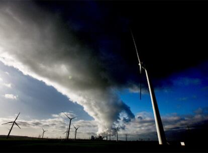 Molinos de viento en la planta de Niederaussem, en Alemania.
