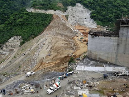 Fotografía cedida por Empresas Públicas de Medellín (EPM) que muestra la central hidroeléctrica HidroItuango, en Medellín (Colombia). 
