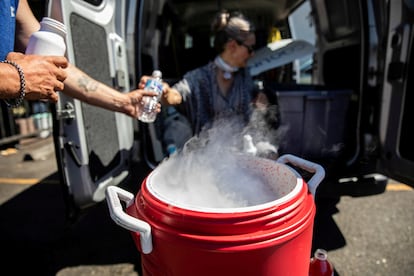 Una mujer reparte agua en Portland el 27 de junio ante las altas temperaturas.