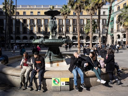 La plaza Reial, hace dos meses, sin agua en la fuente por la sequía.