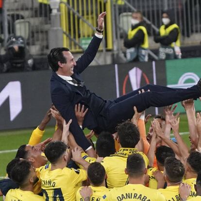 Los jugadores del Villarreal mantenan al entreandor, Unai Emery, tras proclamarse con el título.