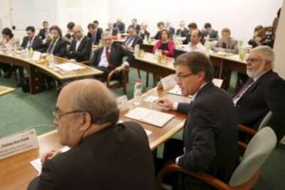 Fotografía facilitada por la Generalitat de Cataluña del presidente, Artur Mas (c), junto al conseller de Economía, Andreu Mas-Colell (i), y el vicepresidente del Instituto Científico Weizman, Haim Garty (d), tras la firma de un acuerdo de cooperación.