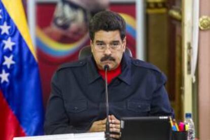 El presidente de Venezuela, Nicolás Maduro, lanzó a finales de abril esta nueva "ofensiva económica", la segunda en seis meses, para tratar de dar respuesta a los problemas de producción, de desabastecimiento crónico y los altos precios y para lo que hizo un llamado a todos los sectores del país. EFE/Archivo