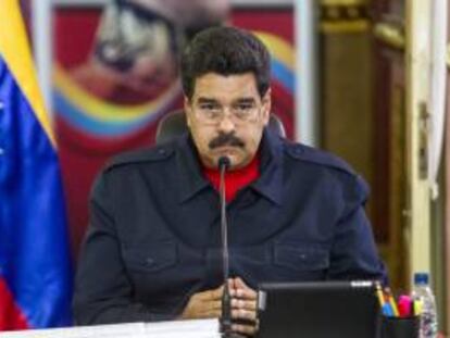 El presidente de Venezuela, Nicolás Maduro, lanzó a finales de abril esta nueva "ofensiva económica", la segunda en seis meses, para tratar de dar respuesta a los problemas de producción, de desabastecimiento crónico y los altos precios y para lo que hizo un llamado a todos los sectores del país. EFE/Archivo