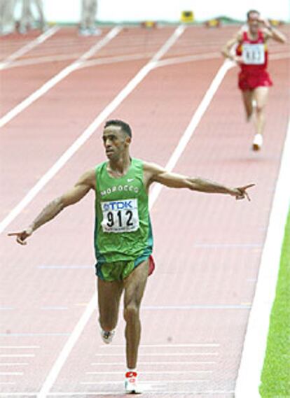 Jaouad Gharib celebra su victoria tras ganar al 'sprint' a Julio Rey en la final de la maratón.