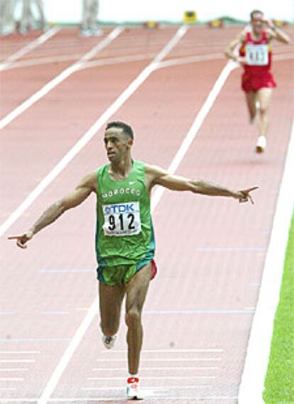 Jaouad Gharib celebra su victoria tras ganar al &#39;sprint&#39; a Julio Rey en la final de la maratón.