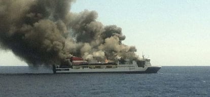 Fotografía facilitada por un viajero evacuado que muestra el incendio de un ferry de la compañía Acciona Trasmediterránea que había zarpado poco antes del mediodía desde el puerto de Palma con destino a Valencia. EFE/