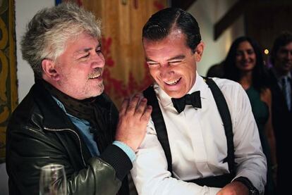 Pedro Almodóvar y Antonio Banderas, en el rodaje de 'La piel que habito'.