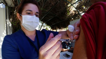 Una enfermera vacuna a un hombre mayor contra la influenza, en Santiago (Chile), en marzo de 2020.