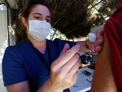 Una enfermera vacuna a un hombre mayor contra la influenza, en Santiago (Chile), en marzo de 2020.