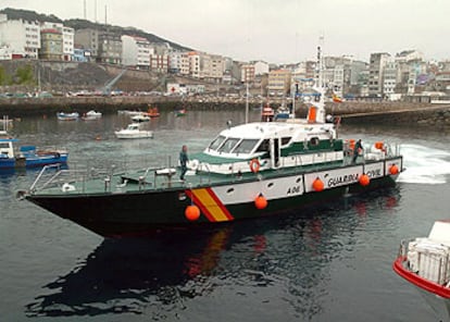 Una patrullera de la Guardia Civil zarpa del puerto de Malpica hacia el lugar del naufragio del <i>O Bahía.</i>