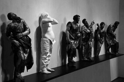 Una de las obras de Bernardí Roig, entre las tallas religiosas del Museo de Escultura de Valladolid.