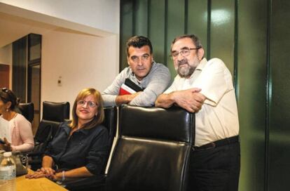 Javier Heras (en el centro) y Ramón Sánchez, concejales de Ganemos Sanse que militan en IU, junto a su compañera Jussara María Malvar.