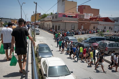 Unas mil personas que cruzaron la frontera el pasado mes de mayo recogen una bolsa de comida que les da diariamente la ONG Luna Blanca en la mezquita Sidi Embarek de Ceuta.