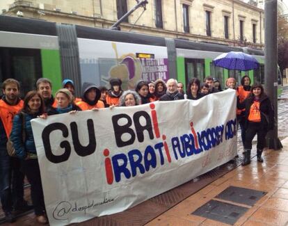 Trabajadores de Radi Euskadi en huelga, frente al Parlamento vasco.