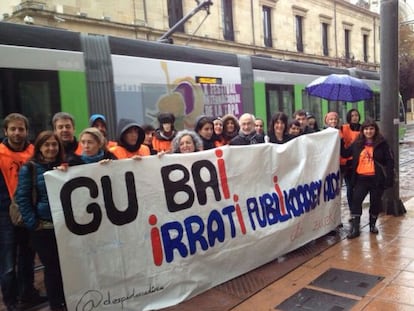 Trabajadores de Radi Euskadi en huelga, frente al Parlamento vasco.