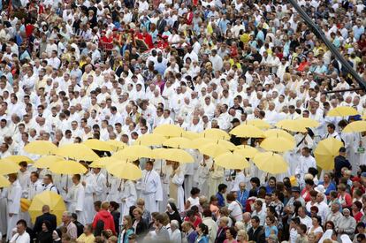 Curas y fieles atienden a la multitudinaria misa que el papa Francisco celebra la misa del 1050avo aniversario de la cristianización de Polonia, en el monasterio Jasna Gora de Gzestochowa, Polonia, a día 28 de julio. 