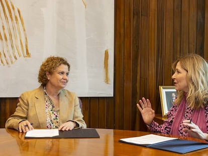 La decana del Colegio de Registradores, María Emilia Adán y la directora general de la Fábrica Nacional de Moneda y Timbre, María Isabel Valldecabres.