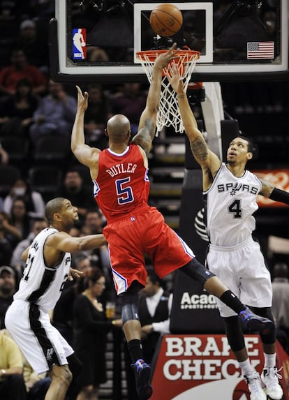 Butler, de los Clippers, lanza ante Duncan y Green, de San Antonio Spurs