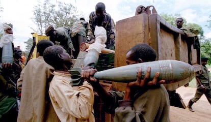 Las matanzas continuaron hasta principios de julio, cuando más de un millón y medio de ruandeses, sobre todo hutus, huyeron a Zaire (actual República Democrática del Congo), Tanzania y Burundi ante el avance de las fuerzas del FPR, que acabó ocupando Kigali y casi todo el país. En la imagen, rebeldes del Frente Patriótico Ruandés cargan morteros y otras municiones tras arrebatar los cuarteles de Kanombe a las tropas del Gobierno, el 23 de mayo de 1994.
