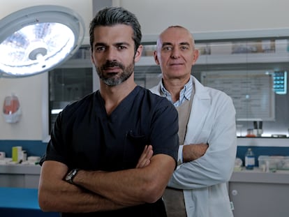 Luca Argentero, protagonista de la serie 'Doc', y el doctor Pierdante Piccioni, en cuya historia se basa la producción italiana.