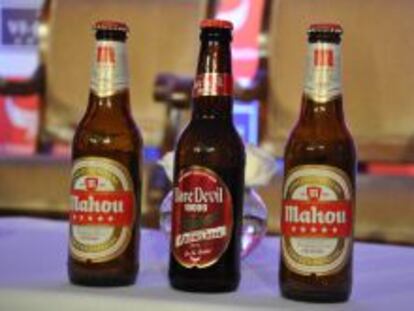 Botellines de Mahou; en el centro, envase de la cerveza india adquirida.