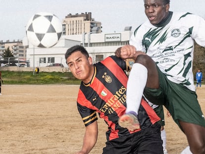 Un jugador del Palmeiras (los equipos de esta liga toman prestados nombre y equipación de equipos profesionales) se impone en el salto a otro del Milan.