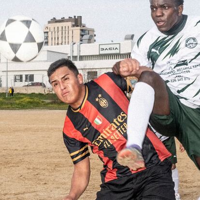 Un jugador del Palmeiras (los equipos de esta liga toman prestados nombre y equipación de equipos profesionales) se impone en el salto a otro del Milan.