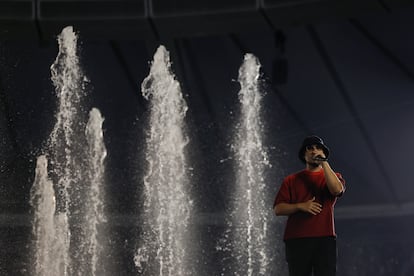 El cantante granadino Dellafuente, durante el concierto en el estadio Metropolitano, en Madrid.