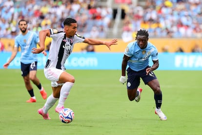 Alberto Costa, de la JUventus, intenta frenar a Jeremy Doku, este jueves en Orlando.