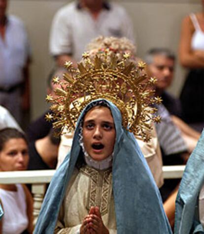 La Virgen entra en la basílica de Santa María de Elche, ayer, durante la celebración de la <i>Vespra</i>.