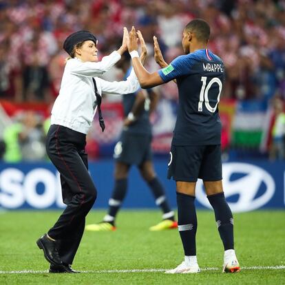 Suposta ativista do grupo Pussy Riots invade o campo durante o jogo França x Croácia.