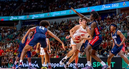 Hugo González intenta anotar ante la oposición de los jugadores estadounidenses durante la final del Mundial sub-17 este domingo en el pabellón malagueño Martín Carpena.