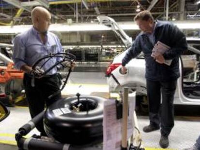 Técnicos de la factoría de General Motors en Figueruelas (Zaragoza), explican el montaje del depósito de los nuevos coches GLP, modelos que funcionan con gas licuado de petróleo y que hasta ahora se hacían en el centro de desarrollo de vehículos especiales de Alemania. EFE/Archivo
